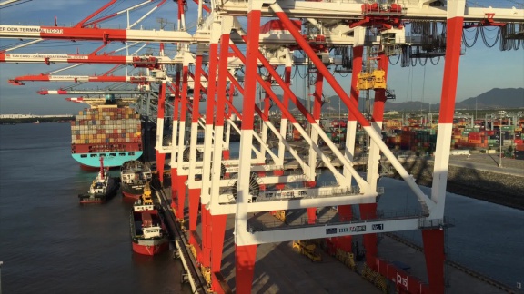 Shipped.com - Offloading shipping containers at the Phu My port (Ho Chi Minh City) Vietnam