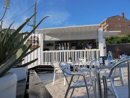 Sinas-Shipping-Container-Beach-Bar-1