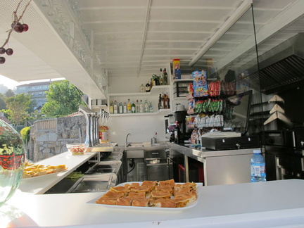 Sinas-Shipping-Container-Beach-Bar-4