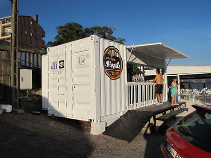 Sinas-Shipping-Container-Beach-Bar-8
