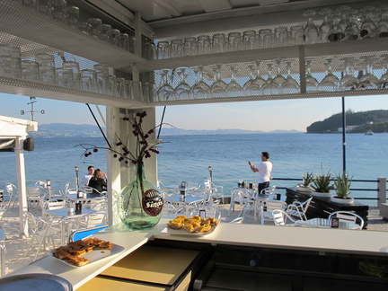 Sinas-Shipping-Container-Beach-Bar-10