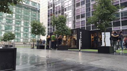 shipping-container-clothing-store-1