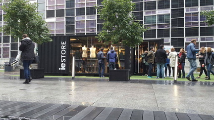shipping-container-clothing-store-2