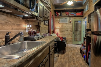 lone-star-shipping-container-home-7